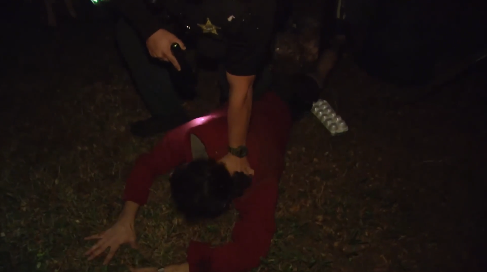 T1206001 Un perro policía detecta a un sospechoso durante un control part2