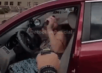 Mujer Choca Contra Vehículo Policial Durante Confrontación Captada por Bodycam_part2