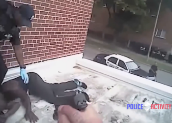 La cámara corporal registra un operativo policial desde un tejado en Milwaukee part2