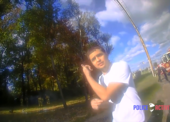 Un oficial y ciudadanos rescatan a dos mujeres de un vehículo en peligro part2