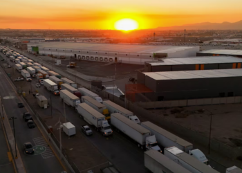 Estados Unidos carga contra los transportistas mexicanos que faciliten la inmigración ilegal: “Vamos contra ustedes”