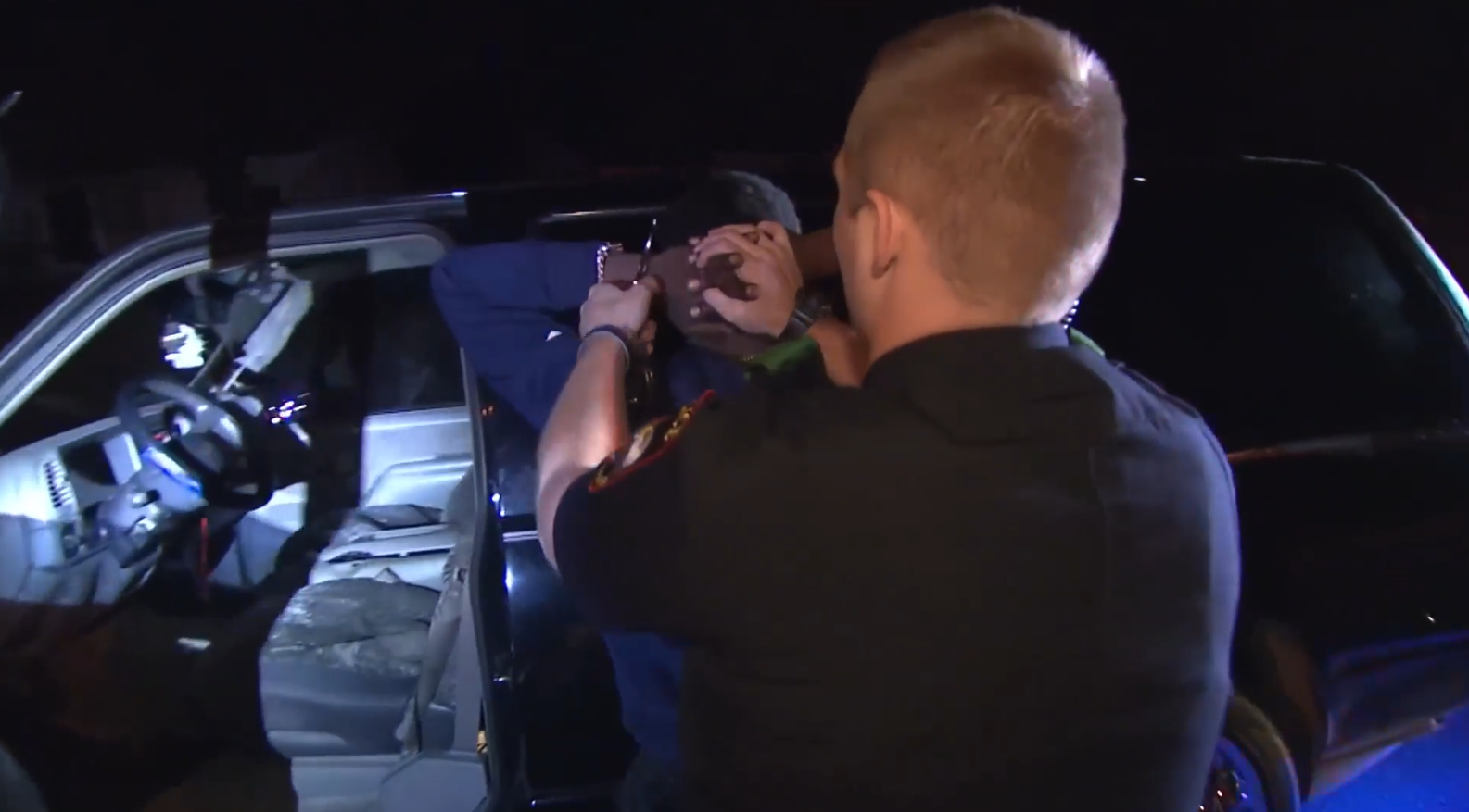 T1206002 Un perro policía detecta a un sospechoso durante un control part2