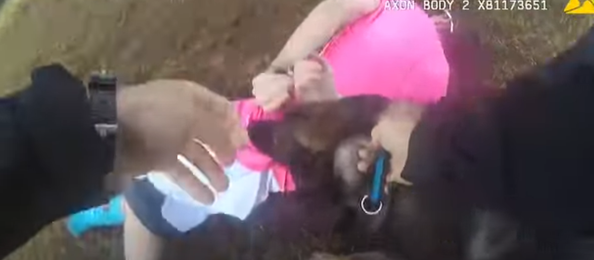 La cámara corporal muestra a un K9 ayudando en la detención de un sospechoso que huía part2