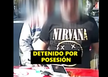 Una persona es captada en vivo con varios frascos de sustancia prohibida part2