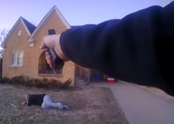 Bodycam capta un agente enfrentando a un sospechoso armado con una barra metálica part2