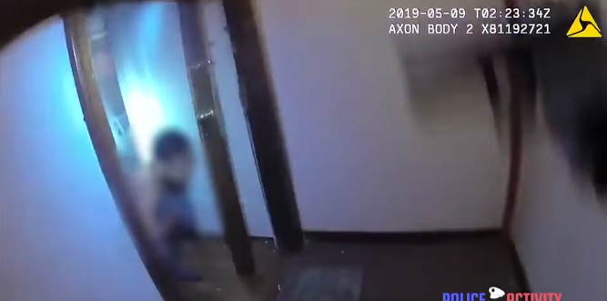 Bodycam documenta un grave incidente policial en un apartamento de Seattle part2